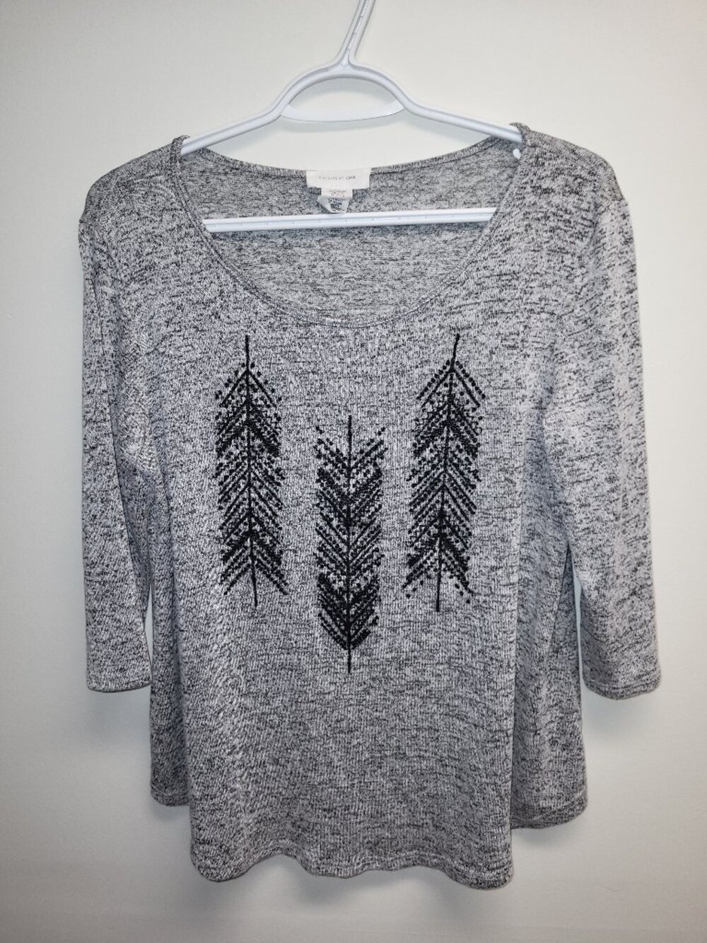 Exclusive One Gray Marled Feather Graphic Top Size Small